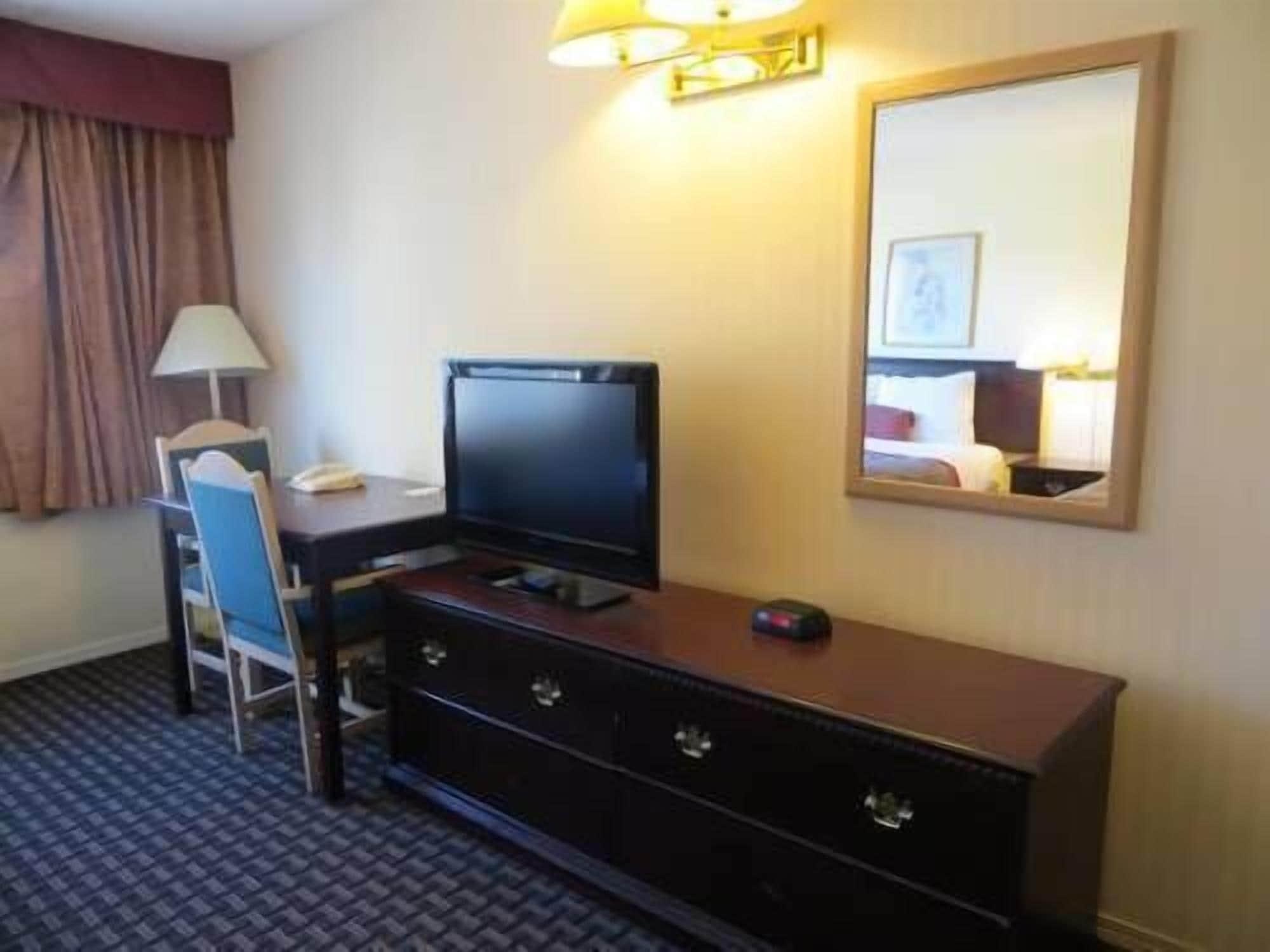 Hotel Ramada Limited YYC Exteriér fotografie