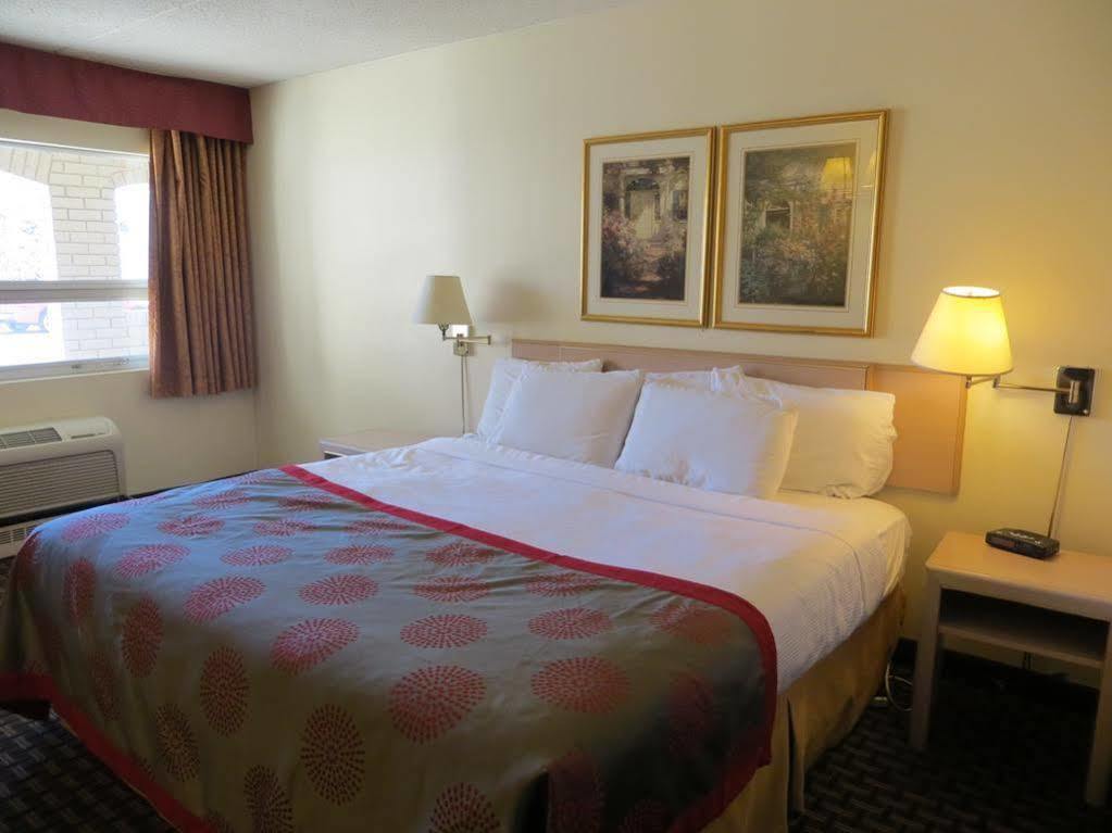 Hotel Ramada Limited YYC Exteriér fotografie